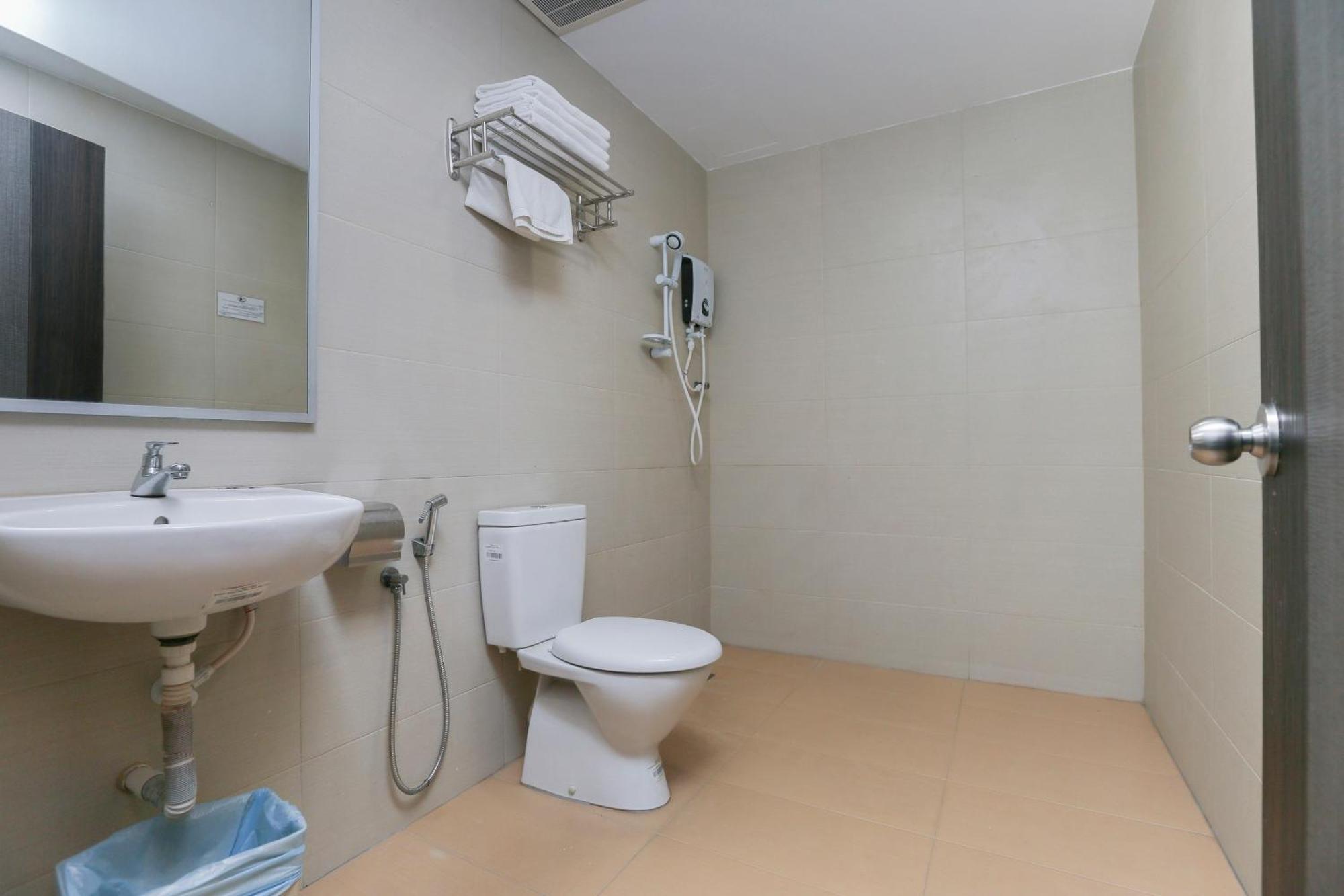 Oyo 89915 East Mount Hotel Kukup Luaran gambar